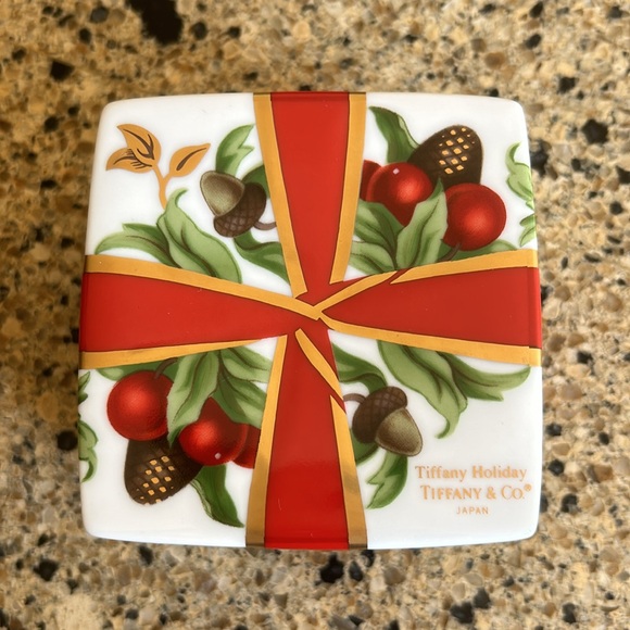 Tiffany Holiday 3 in x 3 in ceramic box - Picture 4 of 4